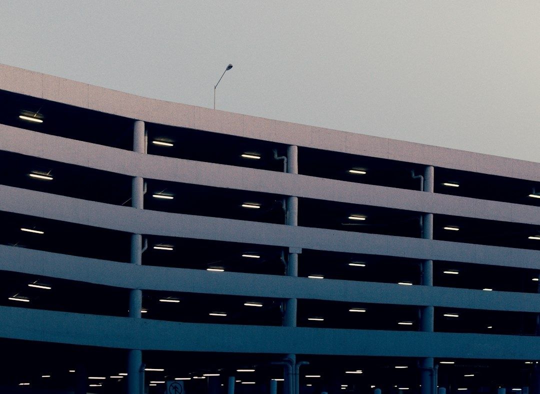 Flerplans parkeringsgarage med upplysta platser i Stockholm