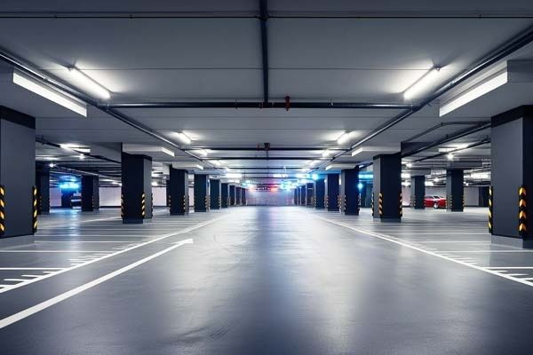 Ljust och rymligt underjordiskt garage med markerade parkeringsplatser